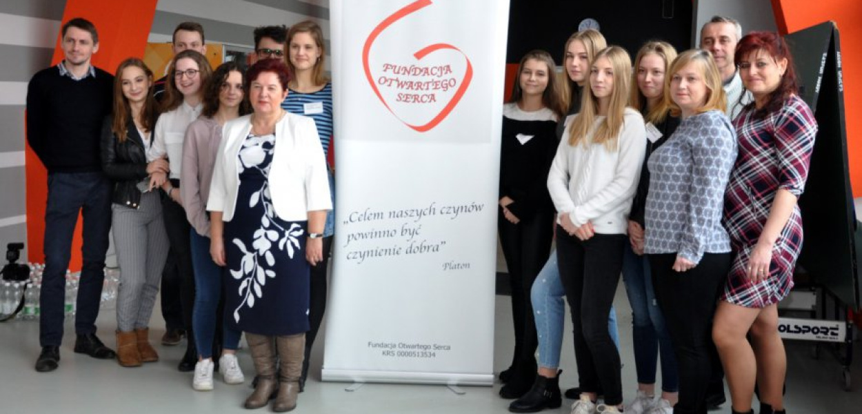 Członkowie Fundacji Otwartego Serca i wolontariusze podczas imprezy na hali sportowej w Libiążu