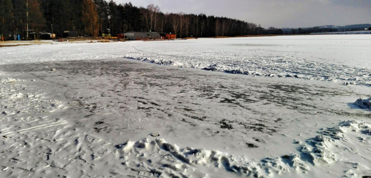 Małe lodowisko na zalewie Chechło w Trzebini