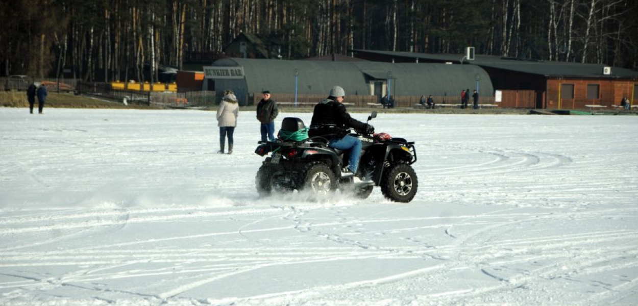 Quad pędzi na środek trzebińskiego zalewu Chechło