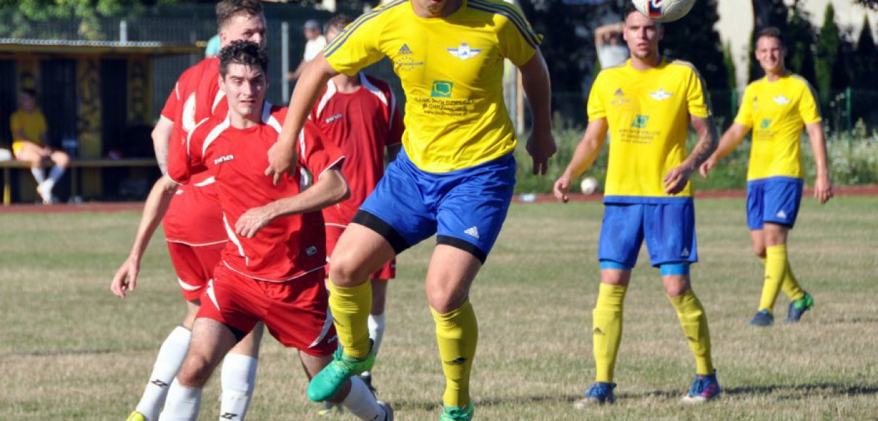 Jakub Jochymek (przy piłce) przeniósł się z Fabloku do Górnika Zabrze