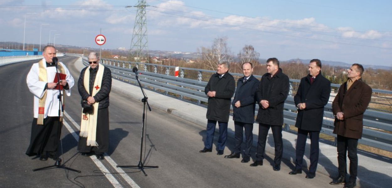 Politycy i samorządowcy zeszli na drugi plan, gdy kapłani zabarli się za święcenie nowej inwestycji