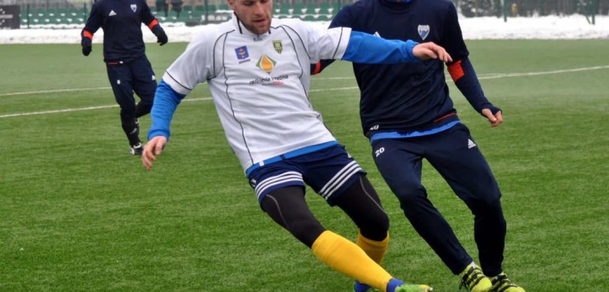 Michał Kowalik (przy piłce) zdobył jedną z bramek dla MKS Trzebinia w przegranym sparingu z Wiślanami Jaśkowice