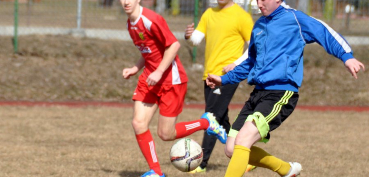 Napastnik UKS Dulowa Marek Wideł (z prawej) zdobył cztery gole w sparingu z juniorami starszymi MKS Trzebinia