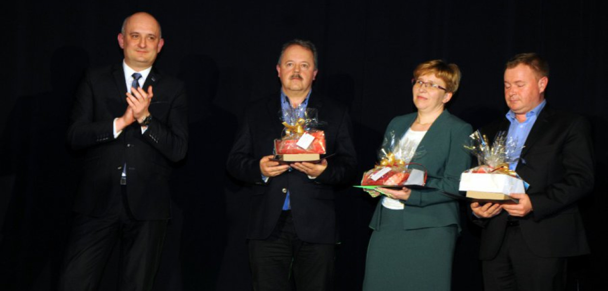 Burmistrz Tomasz Siemek (od lewej) z przedsiębiorcami nagrodzonymi za działania na rzecz lokalnej społeczności: Adam Stefański (EUROMAL), Agnieszka Kramarczyk (główna księgowa reprezentująca Alwernię SA) i Mariusz Nowak (NOWIX)
