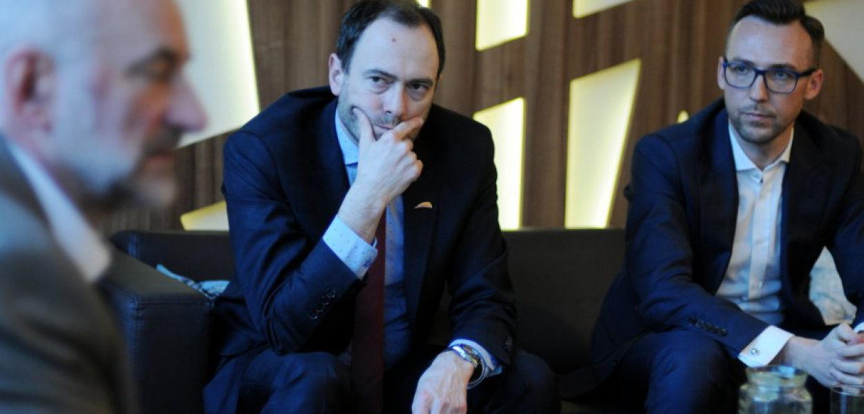 Marek Dyszy (przewodniczący chrzanowskiego ZKKM), Grzegorz Stawowy (prezes spółki Koleje Małopolskie) i Robert Maciaszek (przymierzający się do kandydowania na burmistrza Chrzanowa) podczas spotkania z mieszkańcami na temat komunikacji zbiorowej