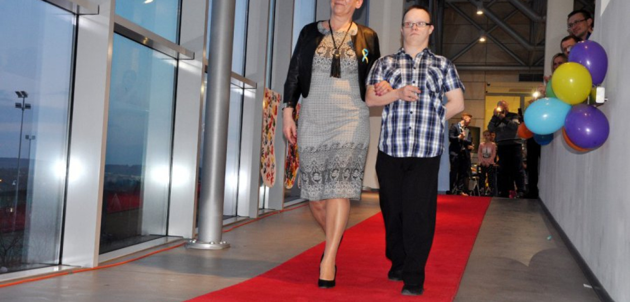 Grzegorz Palka był dumny idąc po czerwonym dywanie razem z mamą. Fot. Eliza Jarguz-Banasik.