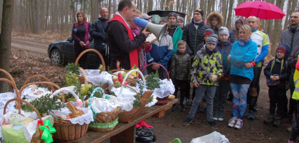 Koszyki ze święconką biegacze położyli na stole