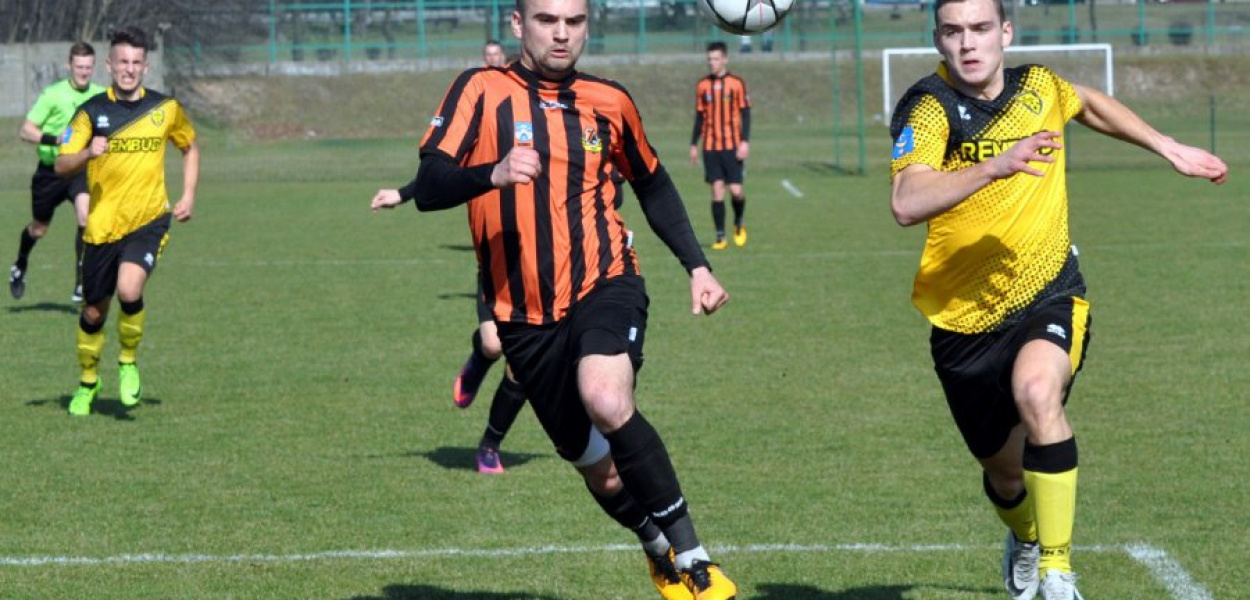 Napastnik MKS Kacper Sołtys (z prawej) zdobyłgola w meczu z KSZO