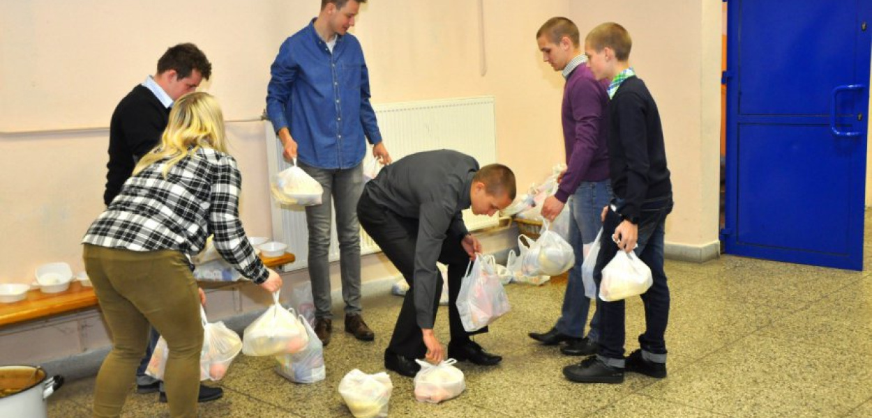 Członkowie Grupy Misericordi pakują jedzenie, by zawieźć je do Krakowa