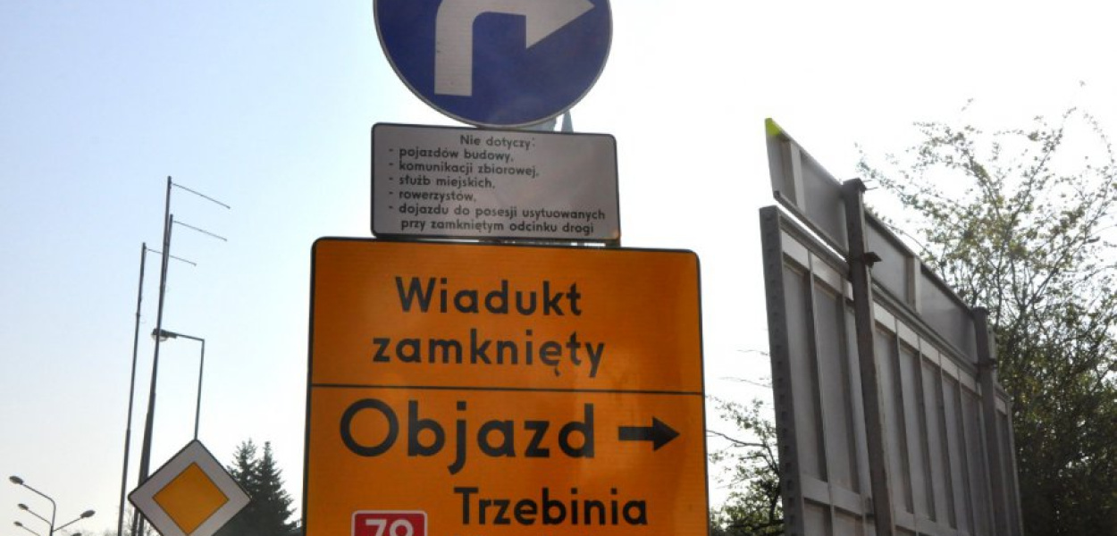 Znaki kierują na ul. Głowackiego w Trzebini. Tymczasem tam obowiązuje zakaz przejazdu samochodów powyżej 3,5 tony