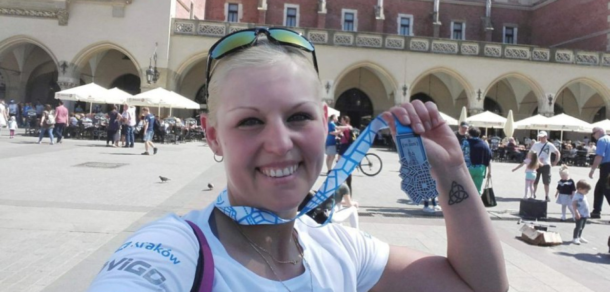 Magdalena Siuda z Libiąża prezentuje medal, jaki dostała na mecie krakowskiego maratonu, który zaliczyła po raz drugi fot. Magdalena Siuda 