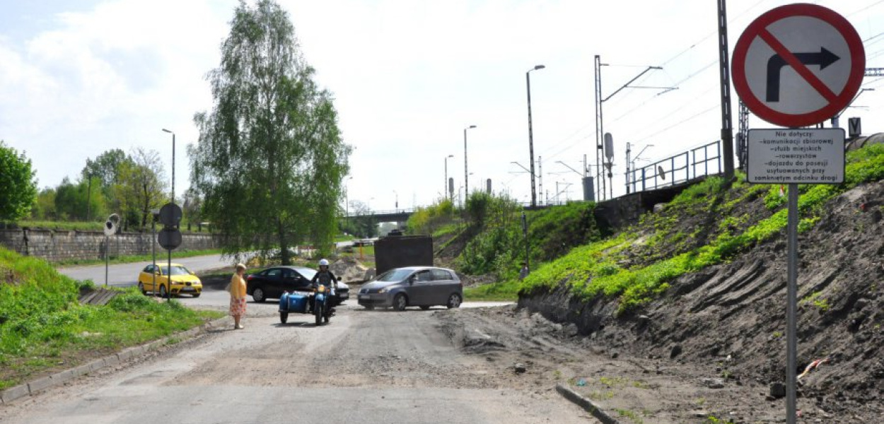 Choć na ul. Dworcowej obowiązuje zakaz ruchu, wielu kierowców przejeżdża pod wiaduktem, ryzykując mandat