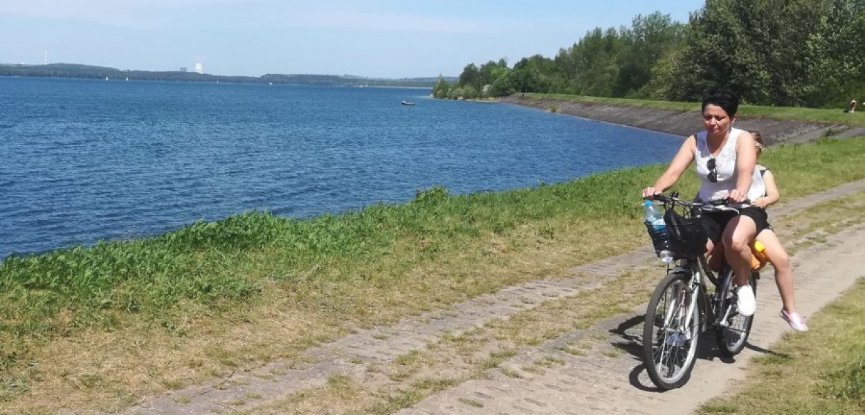 Okrążąjąc zbiornik na rowerze przejedziemy po betonowych płytach. Jazda po nich nie jest komfortowa
