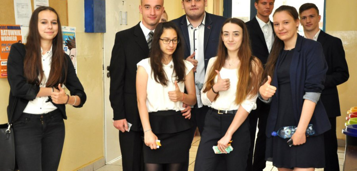 Tegoroczni maturzyści z klasy III a Liceum Ogólnokształcącego w Trzebini