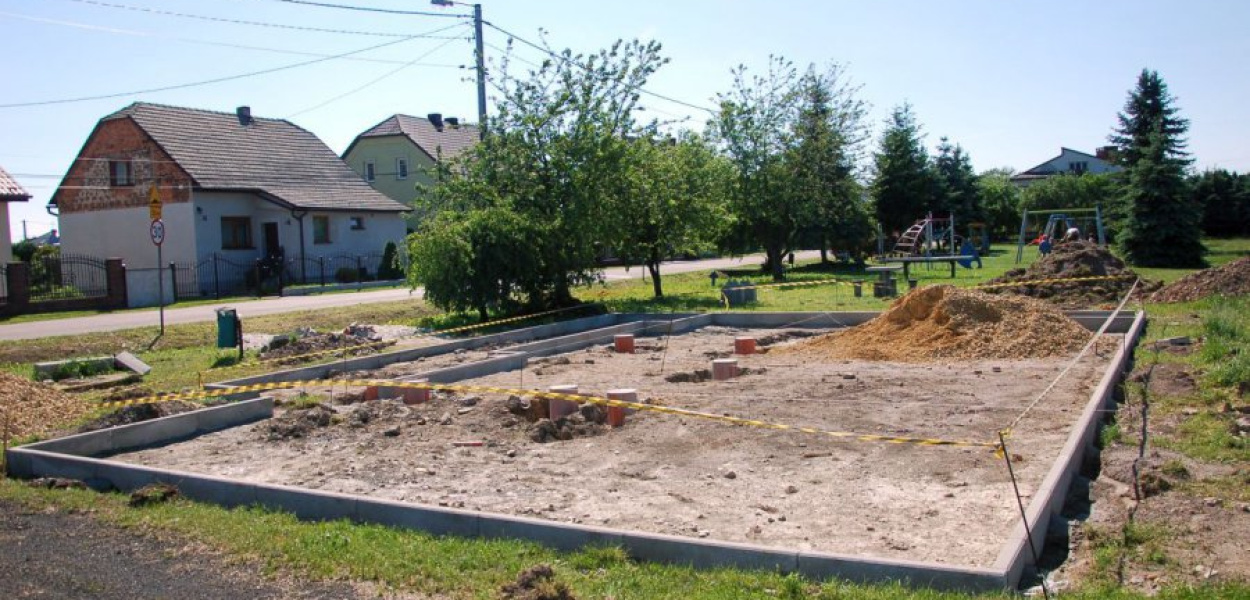 W Gromcu miejsce obsługi rowerzystów powstaje od kilku dni obok placu zabaw przy ulicy Kolonia