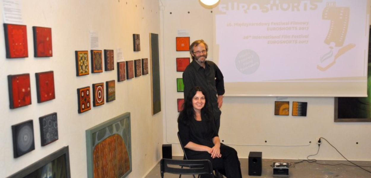 Dagmara Kwiatek i Krzysztof Kamiński w piwnicy galerii, gdzie tworzą sale projekcyjną