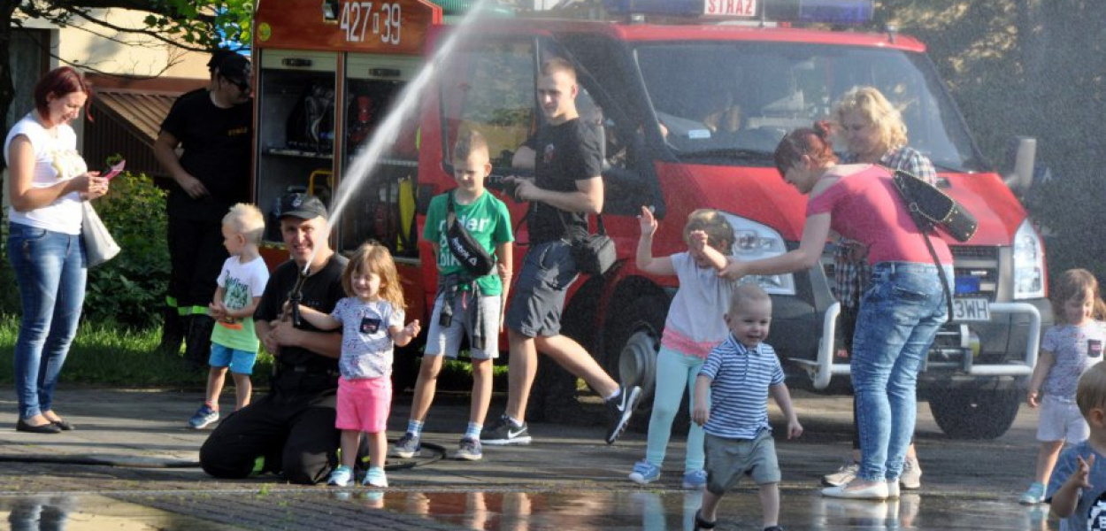 Na strażackim pikniku jedną  z atrakcji było polewanie wodą 