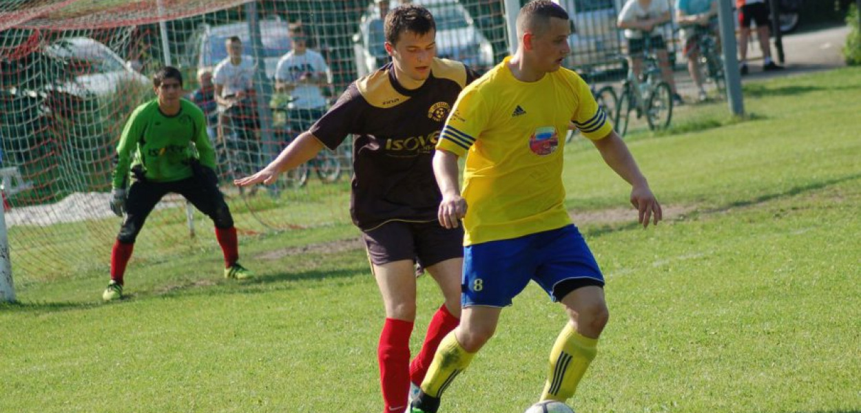 Przy piłce zawodnik Mętkowa Robert Bogacz, naciskany przez rywala z Tenczynka