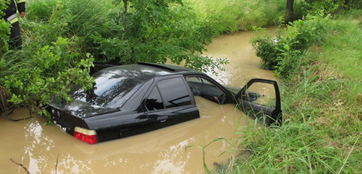 BMW wpadło w rowu wypełnionego wodą. FOT. KPP Oświęcim