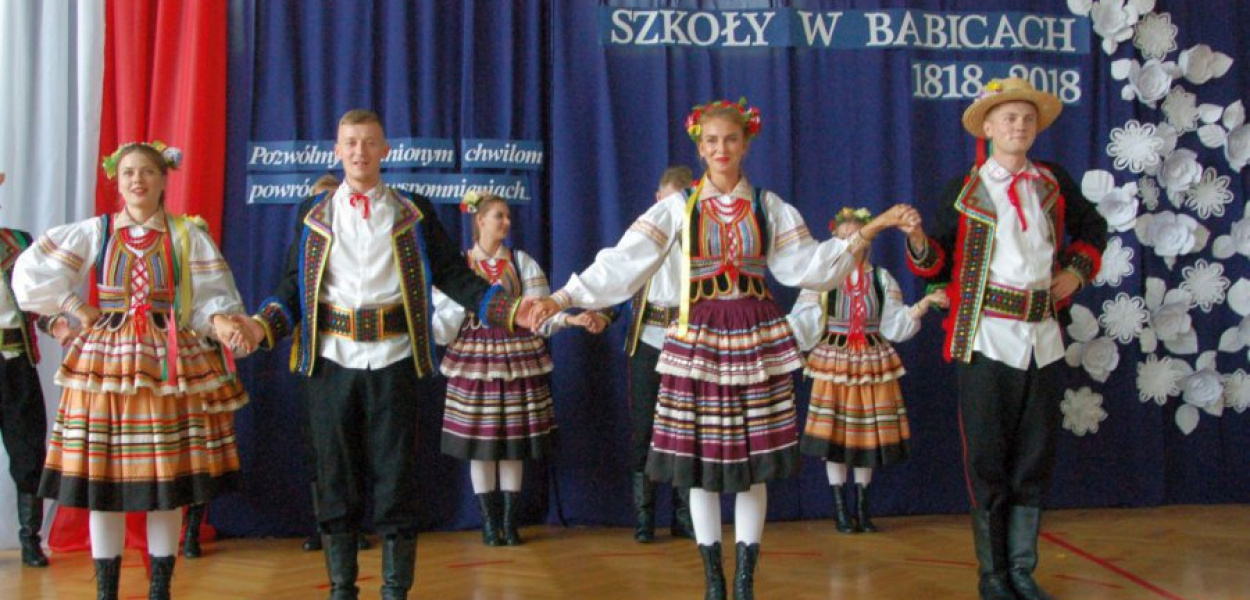 Tańczą absolwenci szkoły z zespołu &quot;Małopolanie&quot;