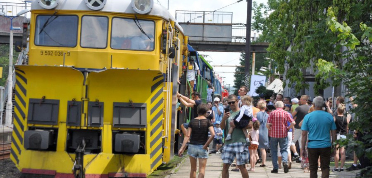 Uczestnicy imprezy przy kolejowym pługu odśnieżnym