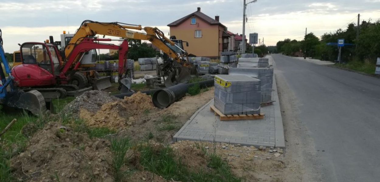 Przy wjeździe do Pogrzyc od strony Płazy trwa budowa chodnika