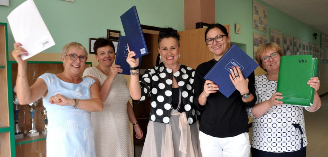 Dyrektor SP 10 Jolanta Zubik oraz nauczycielki: Małgorzata Zając, Agnieszka Batko, Agnieszka Laśkiewicz-Pytlik oraz Aneta Dziuba po zakonczeniu roku szkolnego