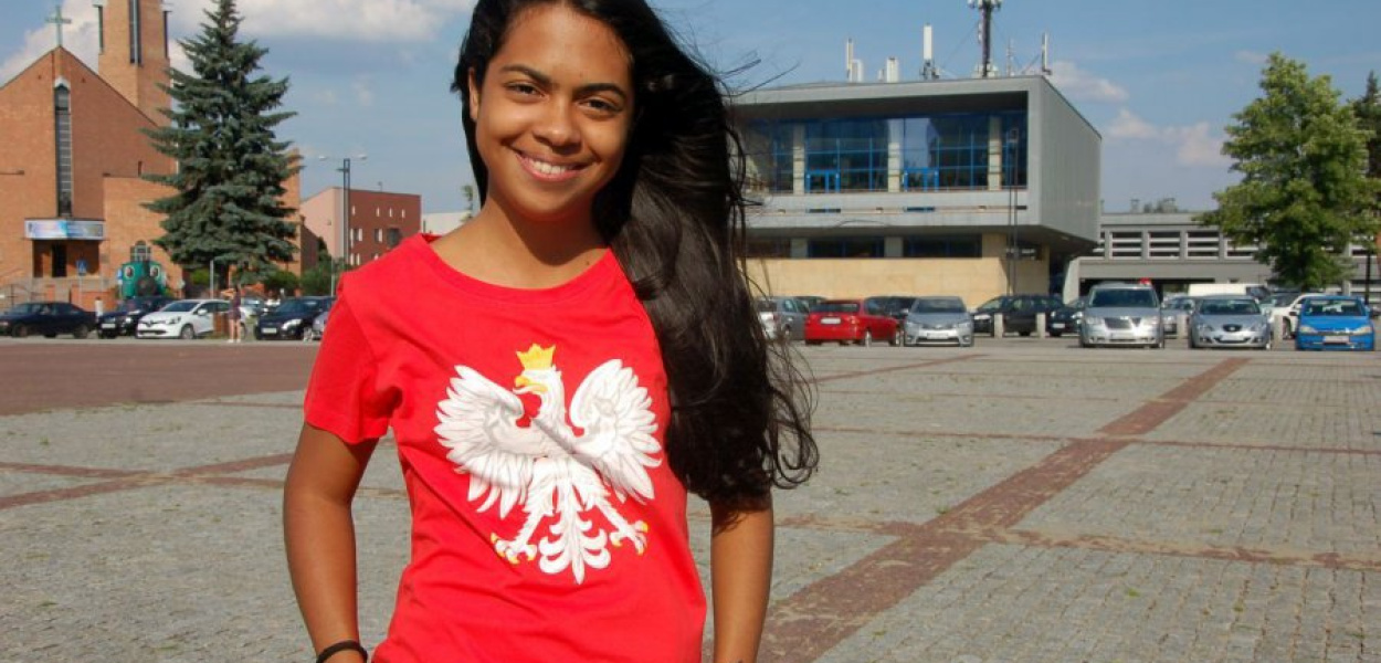 Jessica Escobar Velez na Placu Tysiąclecia w Chrzanowie w koszulce, którą założy przed meczem swojej reprezentacji z Polską 