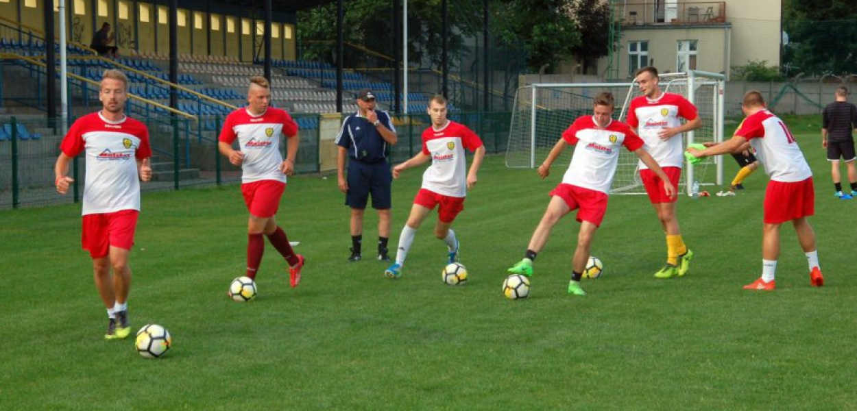 Na pierwszych zajęciach na stadionie w Trzebini pojawiło się 18 zawodników