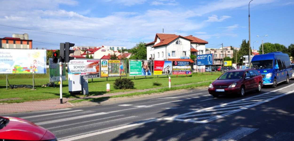 Reklamy, których przybywa na działce na rogu ulic Krakowskiej i Ochronkowej
