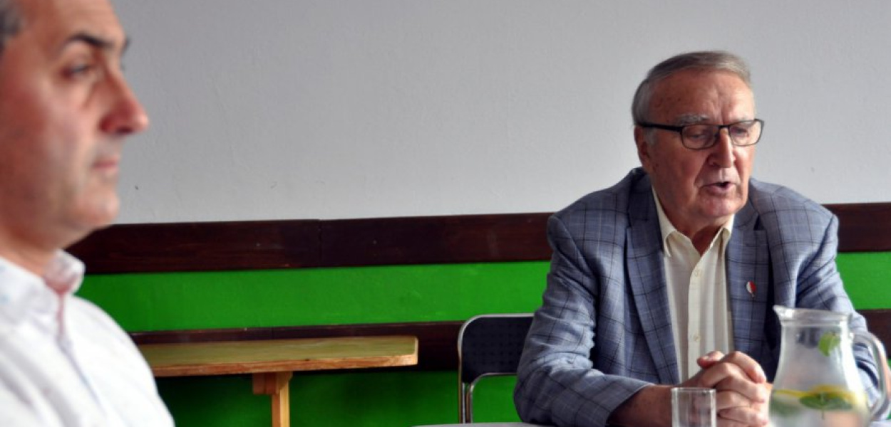 Prezes MZPN Ryszard Niemiec (z prawej) podczas spotkania w Zagórzu. Z lewej wiceburmistrz Libiąża Hubert Szumniak