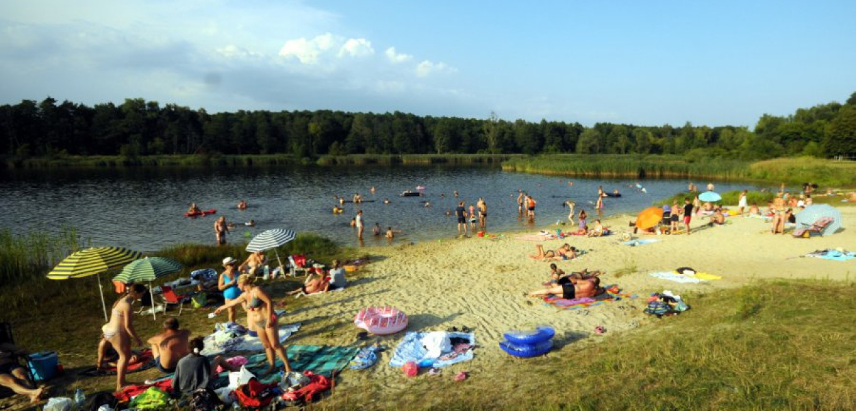 W słoneczne dni sporo osób odpoczywa na Gliniakiem w Bolęcinie
