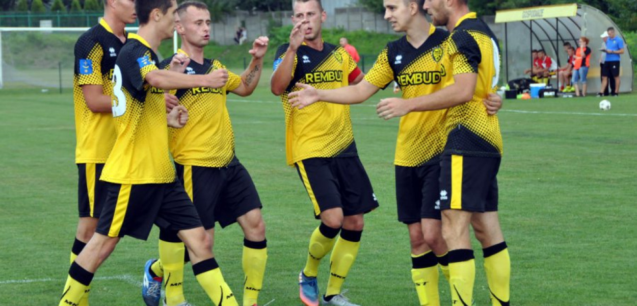 Zawodnicy MKS Trzebinia cieszą się po golu na 1-0