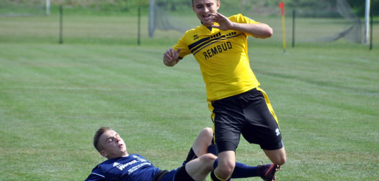 Zawodnik MKS Jakub Pająk (z prawej) atakowany przez gracza Jawiszowic