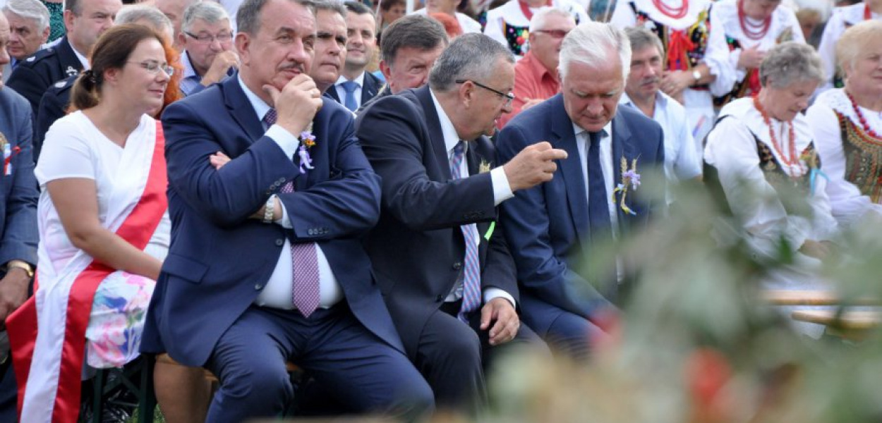 Podczas dożynek w Nawojowej Górze gościli m.in. członek zarządu województwa małoposkiego Wojciech Kozak, minister infrastruktury Andrzej Adamczyk czy minister nauki i wiceprezes Rady Ministrów Jarosław Gowin (siedzą w pierwszym rzędzie)