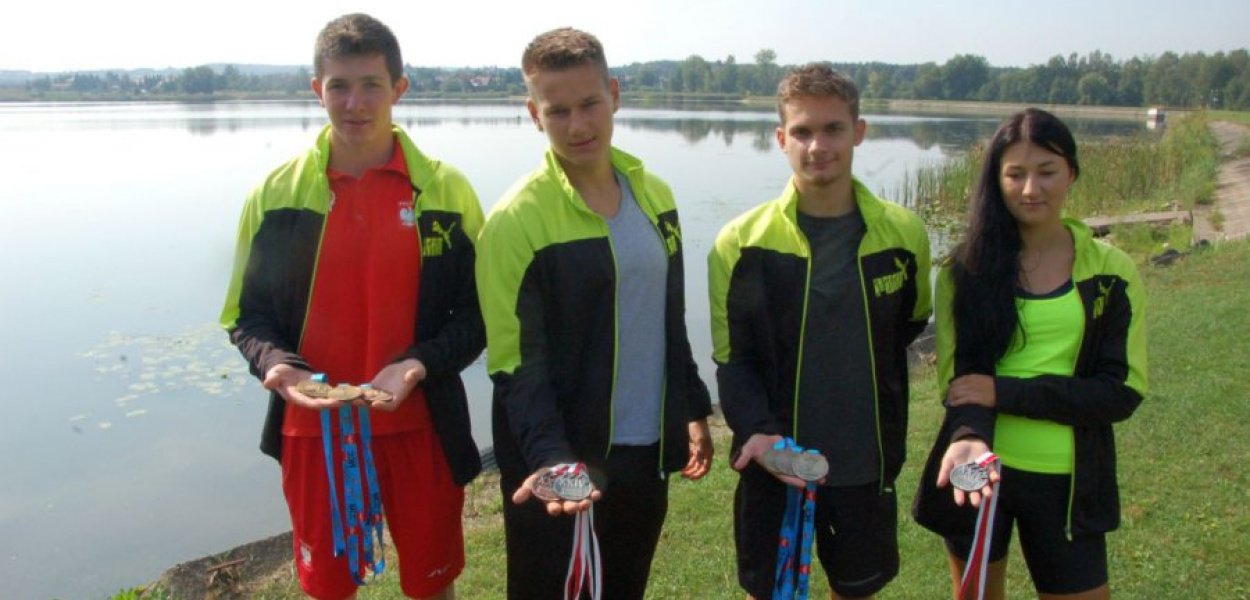 Zawodnicy MKSW Trzebinia prezentują medale zdobyte w OOM i Mistrzostwach Polski. Od lewej Kacper Bugajski, Kamil Pandel, Tomasz Topa i Wiktoria Gozdek 