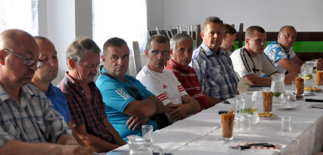 Działącze podczas spotkania w Zagórzu w sprawie MKS Libiąż