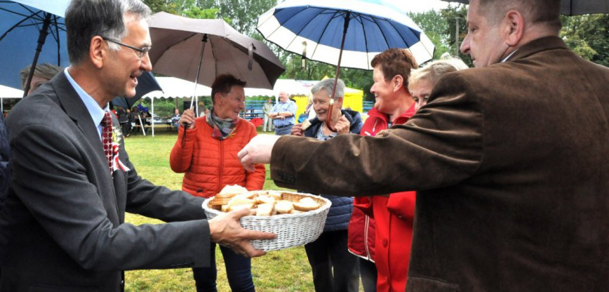 Starosta Janusz Szczęśniak częstuje chlebem