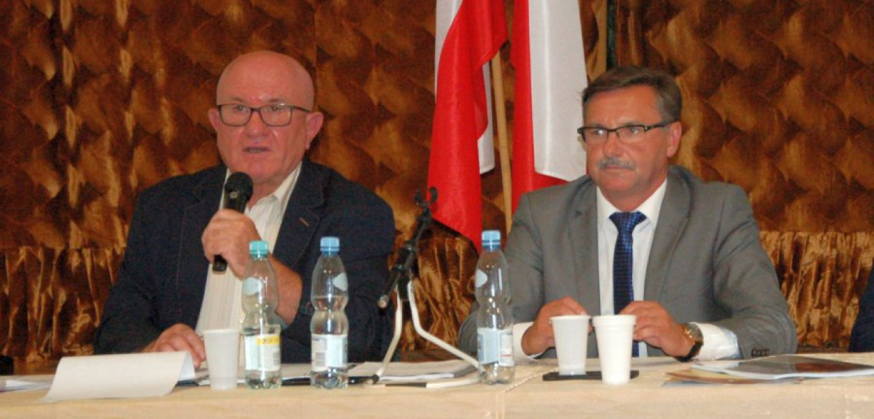 Sołtys Stanisław Garlacz i burmistrz Jacek Latko w sali domu kultury w Żarkach, gdzie w niedzielne popołudnie zebrali się mieszkańcy