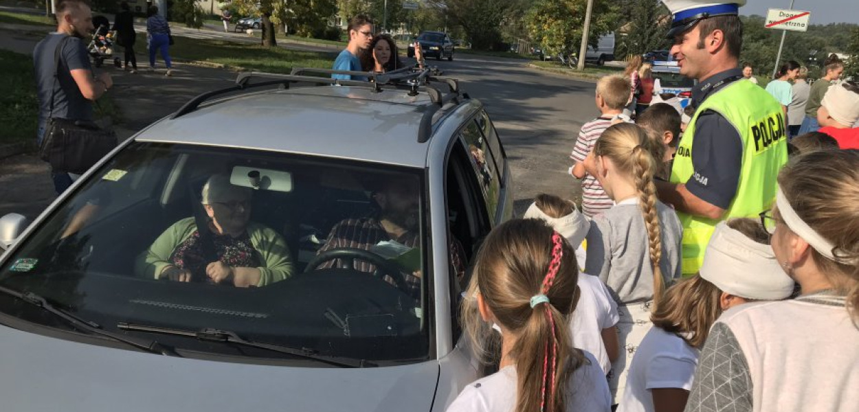 Policjanci kontrolowali kierowców, a dzieci rozdawały rysunki 