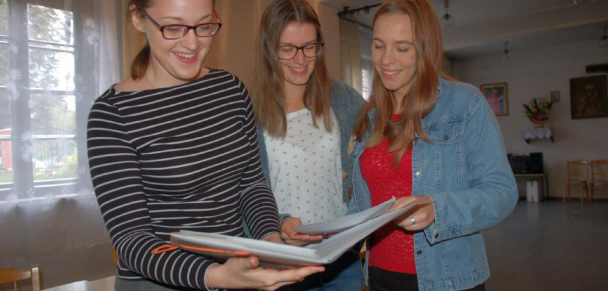 Chórzystki Joanna Jarosz, Julia Walatek i Hanna Majcher podczas sobotniej próby