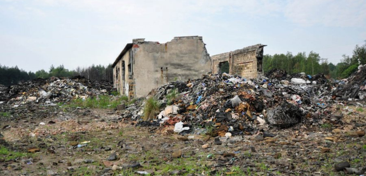 Spalone składowisko opon i szmat przy ul. Słowackiego