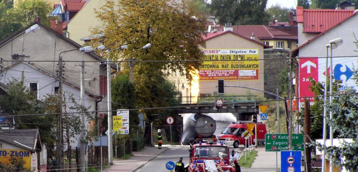 Widok na płonącą cysternę pod wiaduktem od strony ul. Szpitalnej