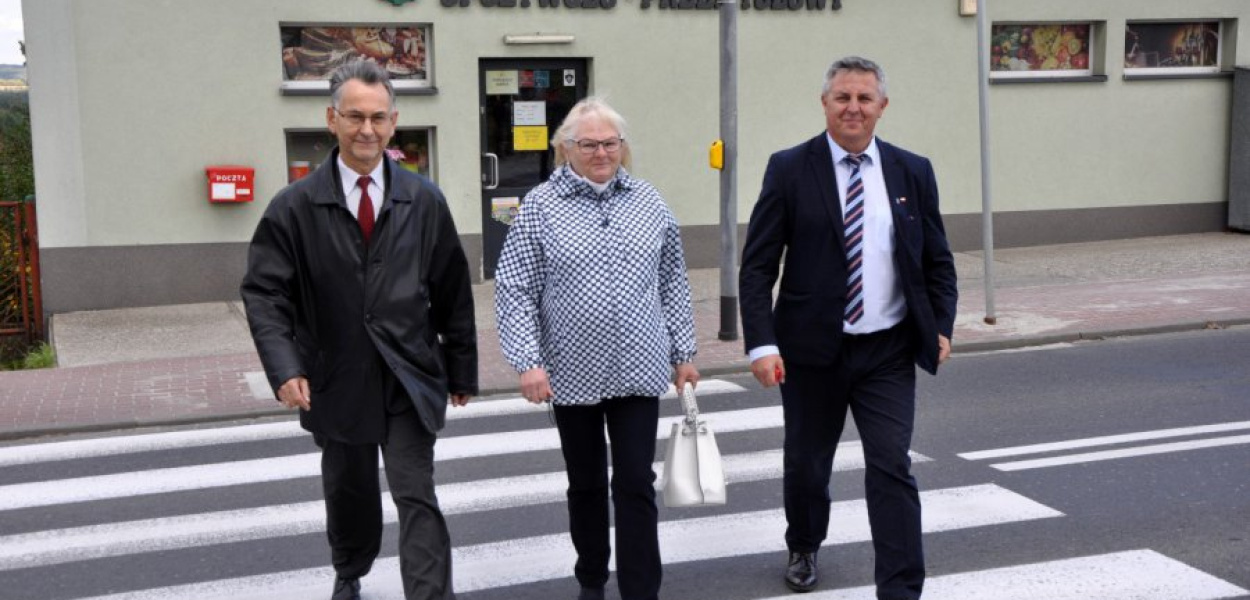 Sygnalizację w Bolęcinie uroczyście uruchomiono w czwartek. Na zdjęciu: starosta Janusz Szczęśniak, radna z Bolęcina Alicja Antoń i pełniący funkcję burmistrza Grzegorz Żuradzki