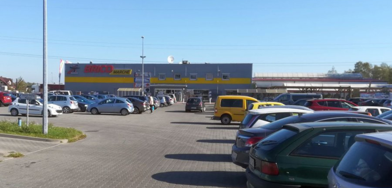 Tymczasowy przystanek jest usytuowany na parkingu pod marketami Bricomarche i Intermarche 