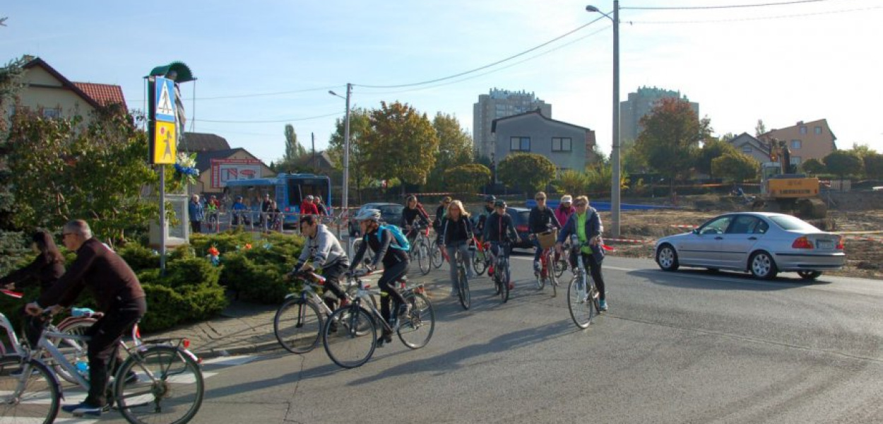 Rowerzyści skręcają przy libiąskiej poczcie