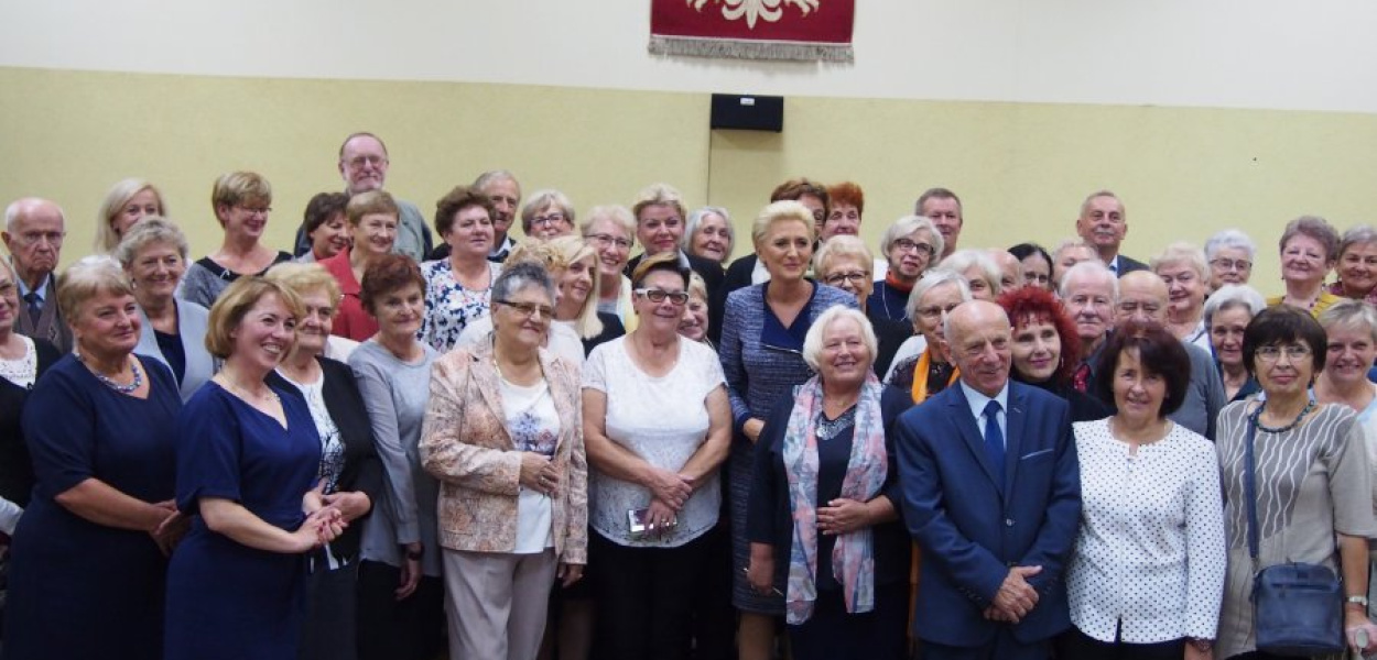 Prezydentowa Agata Duda ze słuchaczami Uniwersytetu Trzeciego Wieku w Alwerni. FOT. Z ARCHIWUM UTW ALWERNIA