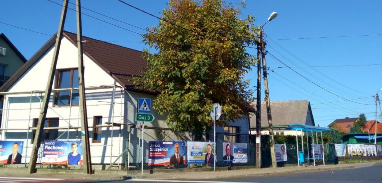 Banery osób, startujących w wyborach samorządowych, wiszące na płocie