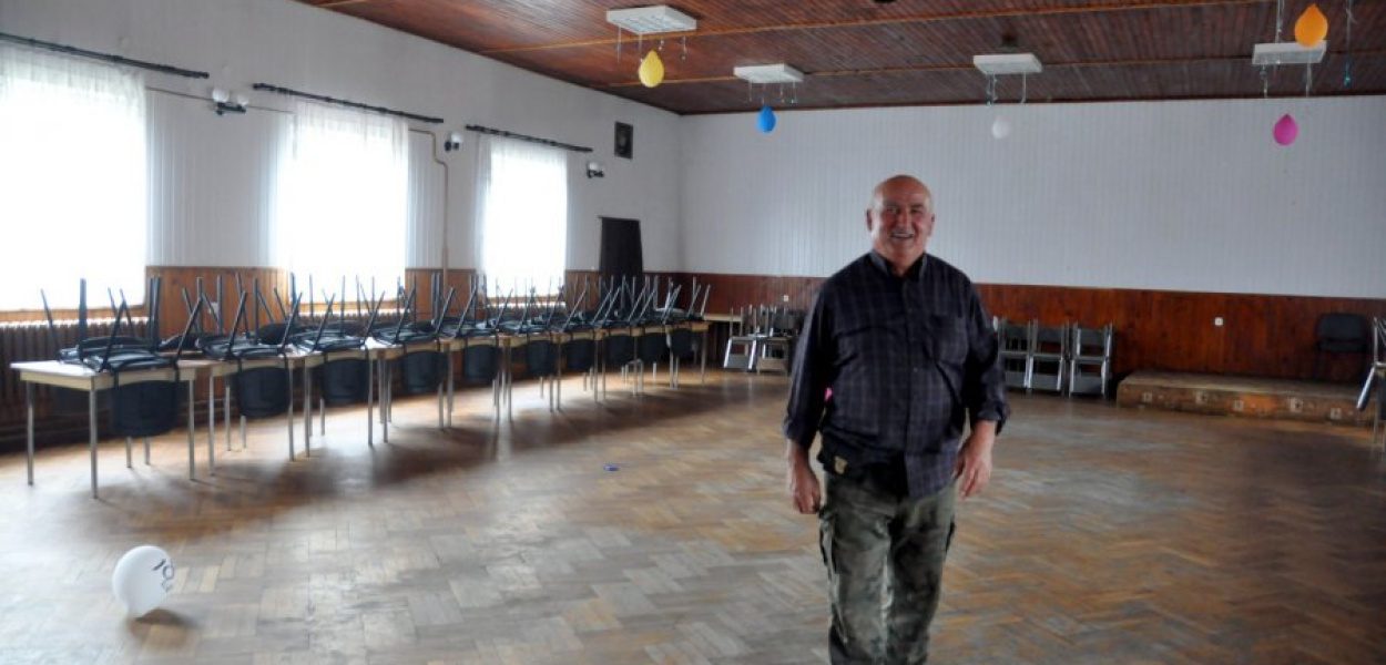 Jan Halbina w sali gdzie organizowane są rózne imprezy