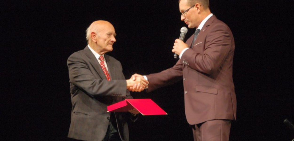 Obecny prezes oddziału Remigiusz Lichota (z prawej) wręcza pamiątkową paterę swojemu poprzednikowi Stanisławowi Trębaczowi